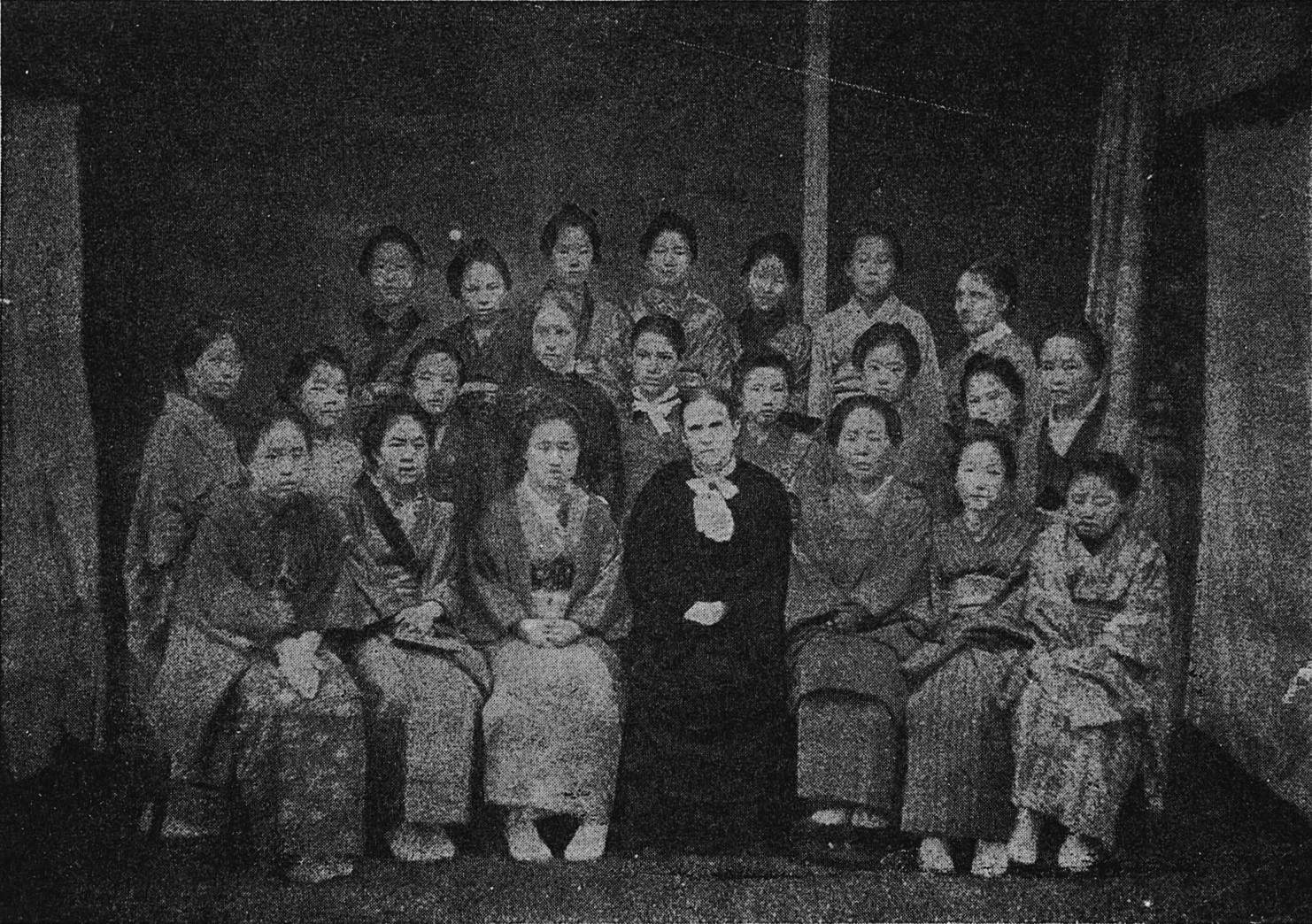 新栄女学校の教師と生徒
マリア・ツルーと矢嶋楫子の姿が見られる